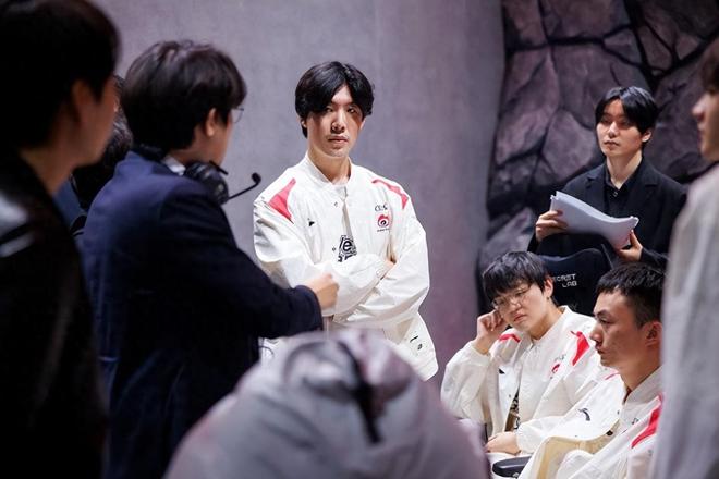 还在进攻端 还在进攻端